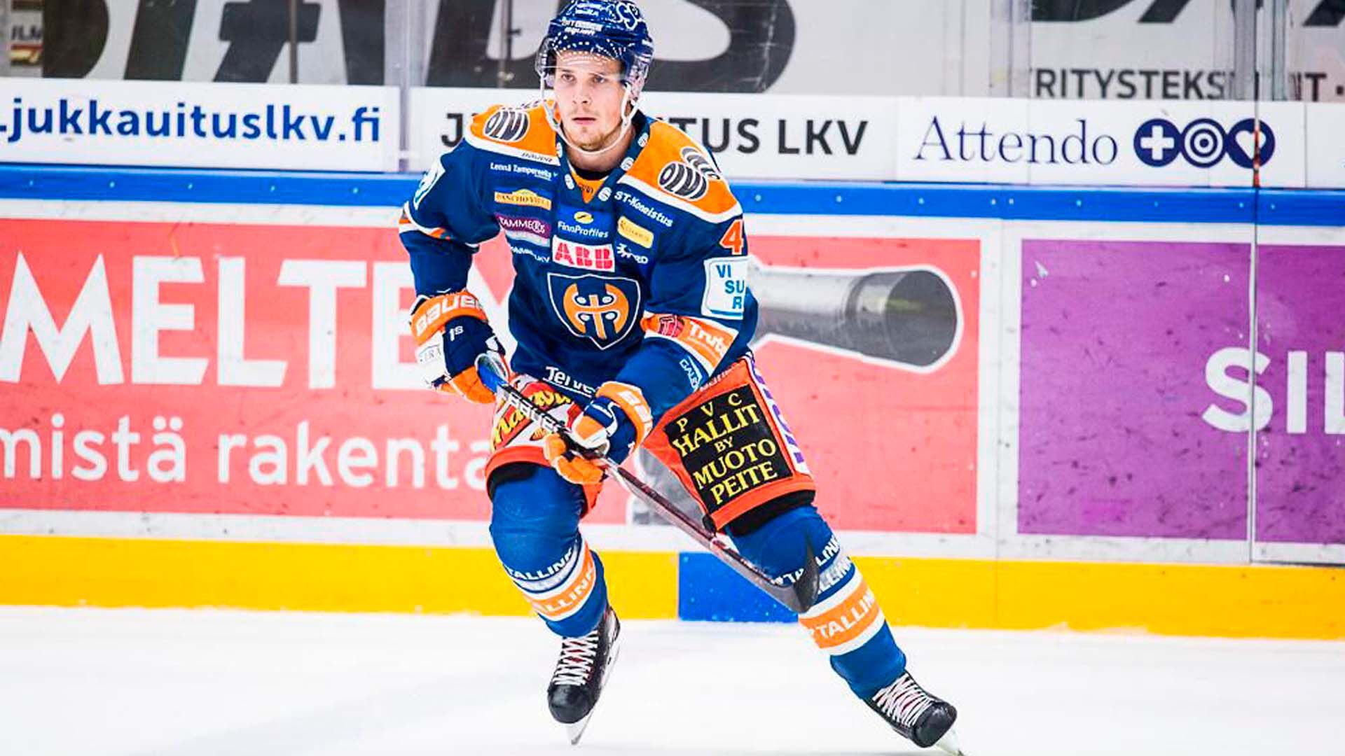 J&auml;&auml;kiekkoilija pelaamassa kiekkoa j&auml;&auml;hallissa